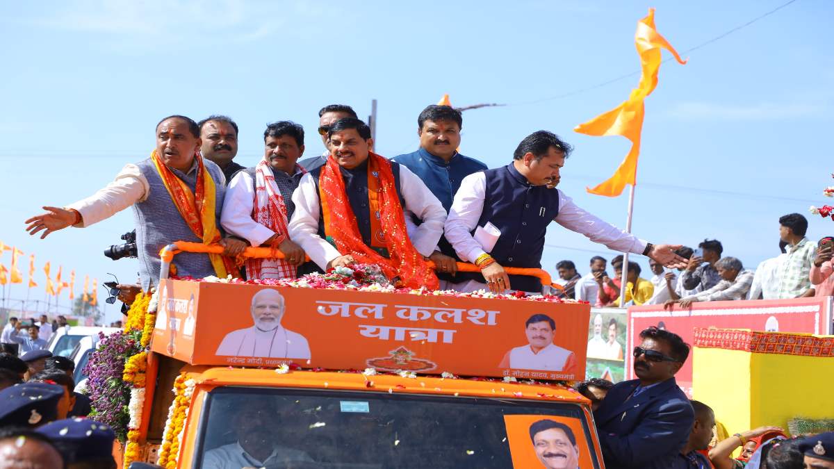 Dewas News: जल कलश यात्रा में शामिल हुए CM डॉ. मोहन, कलश लेकर निकली 300 से अधिक महिलाएं