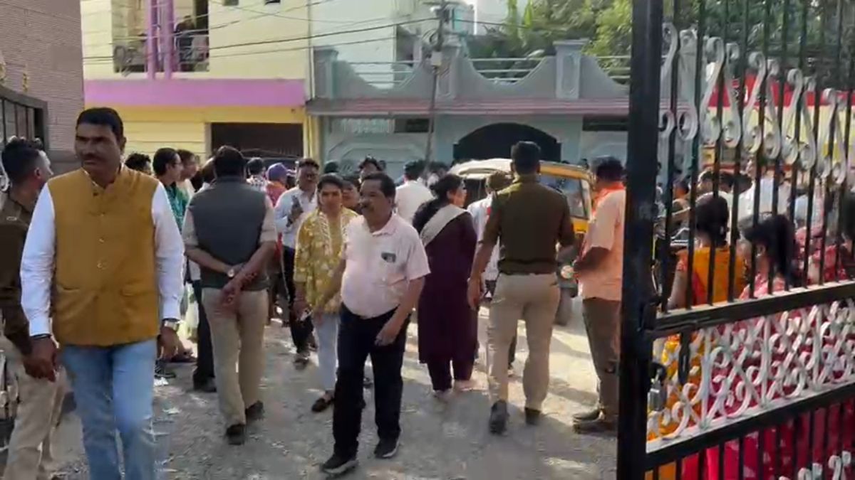 1, 2, 3 नहीं बल्कि 4 बार खराब हुई EVM मशीन, मतदाता होते रहे परेशान