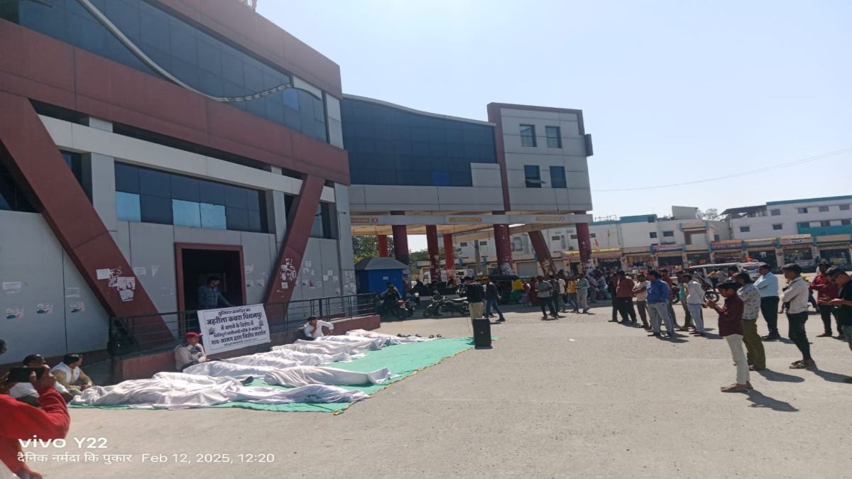 पीथमपुर में जहरीले कचरे को लेकर अनोखा प्रदर्शन, 12 बजकर 12 मिनट पर 12 लोगों ने शवासन कर जताया विरोध