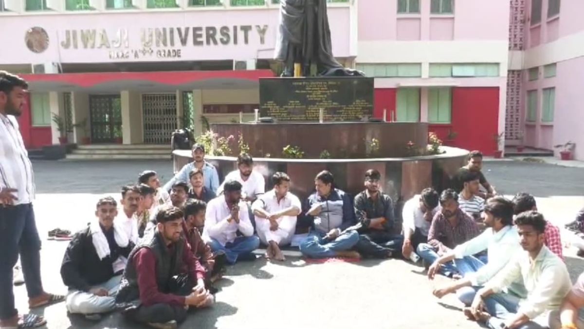 Jiwaji University Fraud Case: प्रोफेसर के सत्याग्रह में शामिल हुए युवा कांग्रेस प्रदेश अध्यक्ष, बोले- युवाओं की शिक्षा के साथ हो रहा खिलवाड़