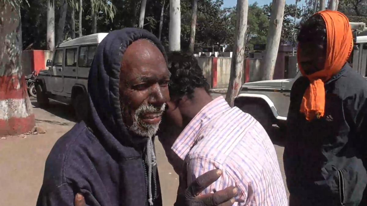 MP पुलिस का मानवीय चेहरा… महाकुंभ में बिछड़े बुजुर्ग को परिजनों से मिलाया, VIDEO देख आपके भी हो जाएंगे भावुक