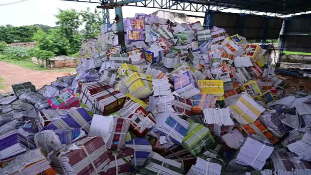 छत्तीसगढ़ में पुस्तक घोटाला : रद्दी में बेची लाखों किताबें, जांच टीम ने सरकार को सौंपी रिपोर्ट, पांच DEO को बताया दोषी