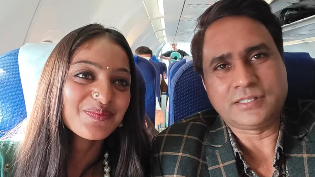 Mahakumbh Viral Girl Monalisa : एयरपोर्ट पर डायरेक्टर संग स्पॉट हुईं मोनालिसा, शूटिंग के लिए इंदौर से केरल रवाना