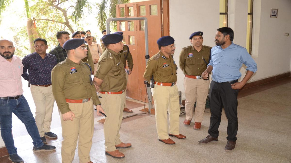 नगरीय निकाय चुनाव 2025: 104 टेबल में होगी मतों की गिनती, पहले डाक मतपत्र फिर खुलेंगे EVM, एसएसपी समेत आलाधिकारीयों ने किया स्ट्रांग रूम निरीक्षण