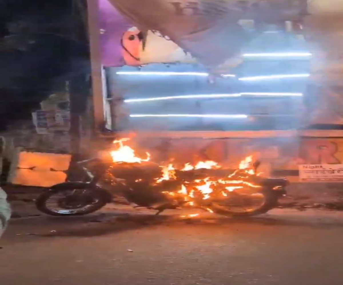 वैलेंटाइन डे पर प्यार का इजहार तकरार में बदला, गर्लफ्रेंड से विवाद के बाद बॉयफ्रेंड ने बुलेट में लगाई आग, Watch Video