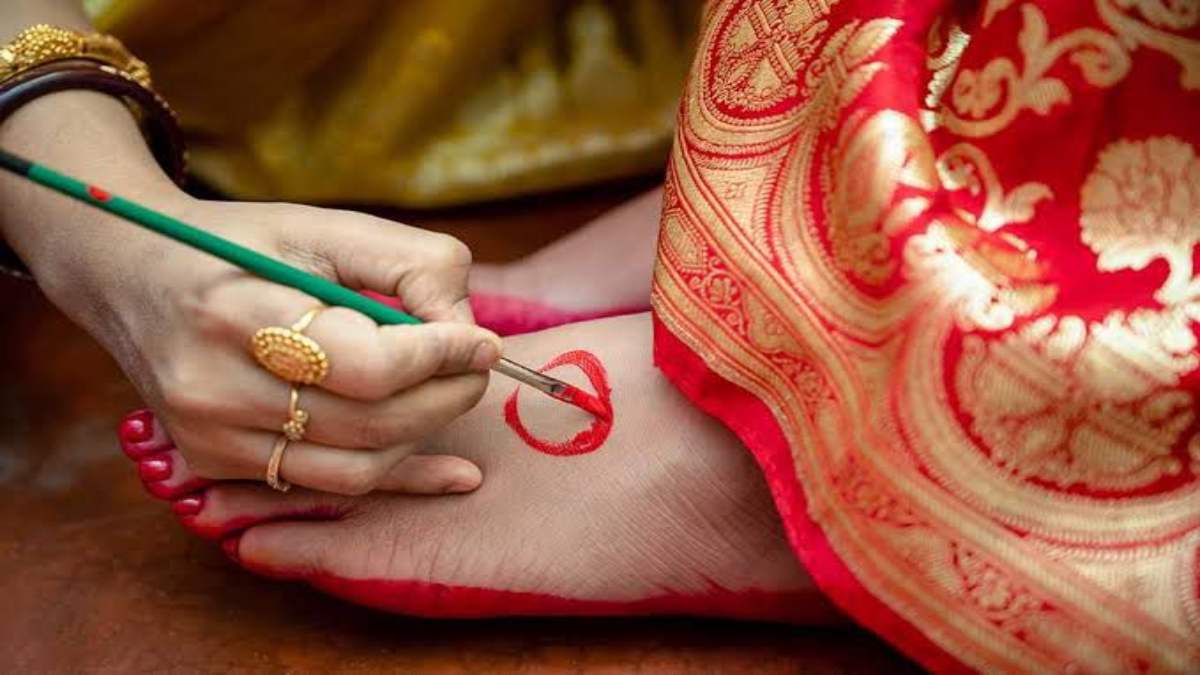 Importance of Alta: महिलाओं के सोलह श्रृंगार में शामिल है आलता, इसे लगाने के हैं बहुत महत्व…