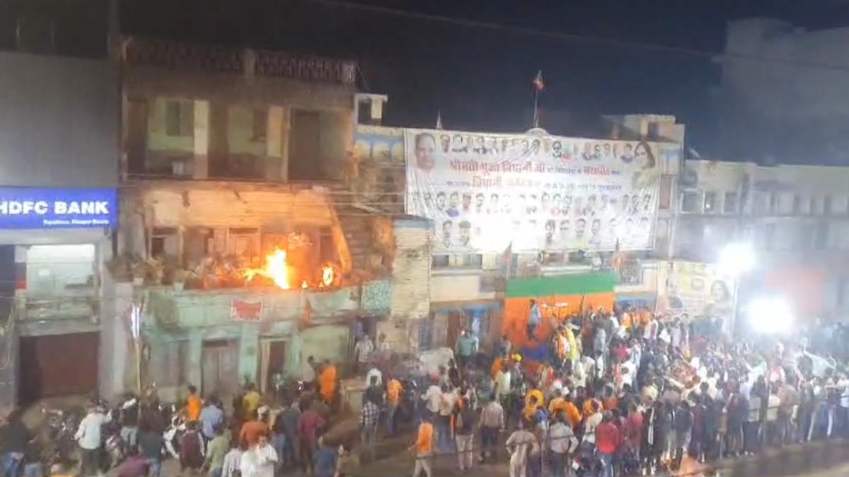 बीजेपी प्रत्याशियों की विजय रैली : फटाखों की चिंगारी से बारदाने में लगी आग, देखें Video…