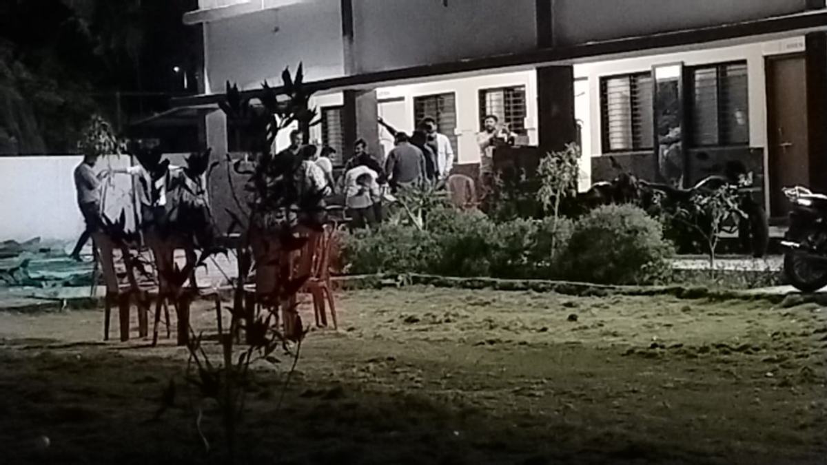 अश्लील गानों पर झूमते दिखे RPF जवान: देर रात रेलवे स्टेशन पर जमकर उड़ाई नियमों की धज्जियां, VIDEO वायरल