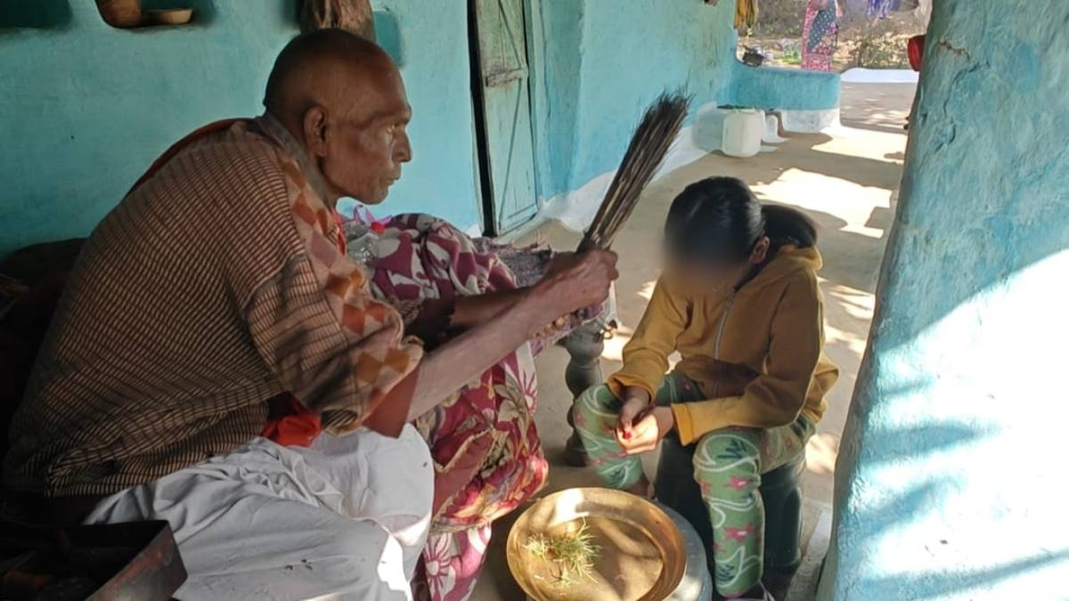 MP में अंधविश्वास का खेल: इलाज के बजाय झाड़-फूंक करा रहे पीलिया के मरीज, परिजन बोले- मिल रही काफी राहत