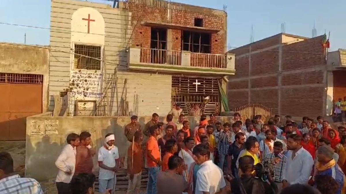 धर्मांतरण को लेकर दुर्ग में बवाल : बजरंग दल का प्रदर्शन, गाड़ियों में तोड़फोड़, 3 के खिलाफ FIR दर्ज