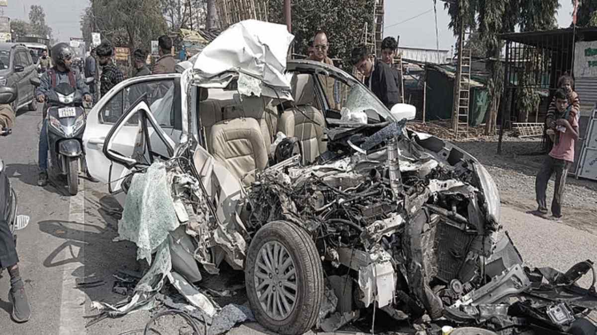 कार में मौत का सफर: अज्ञात वाहन से टकराई गाड़ी, वाहन के उड़े परखच्चे, 2 की मौत, मंजर देख कांप उठेगी रूह