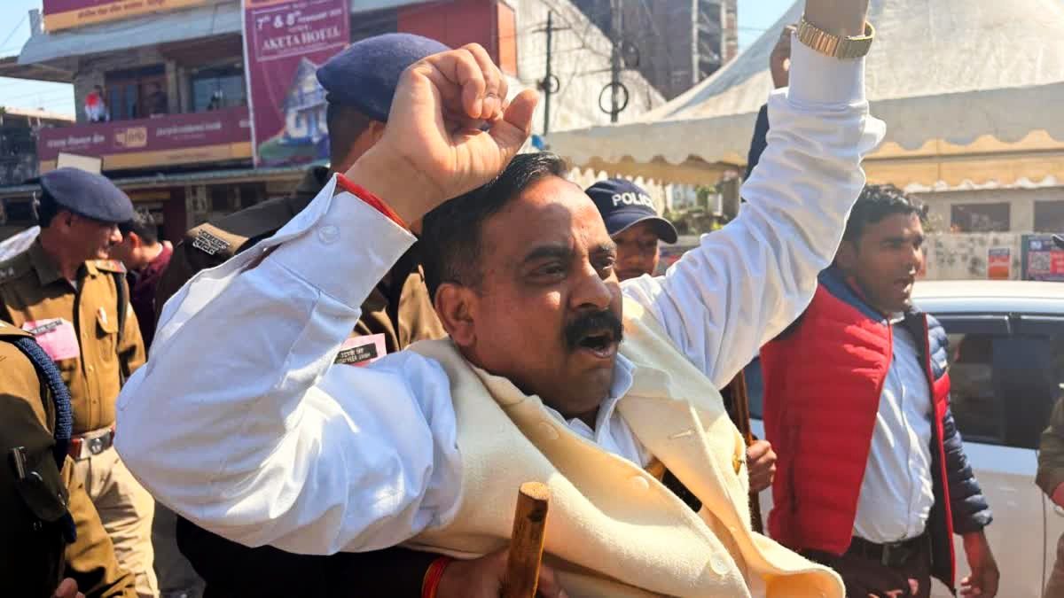 भू-कानून को लेकर बवाल: समर्थकों के साथ पूर्व MLA का विधानसभा गेट पर हंगामा, पुलिस ने किया गिरफ्तार