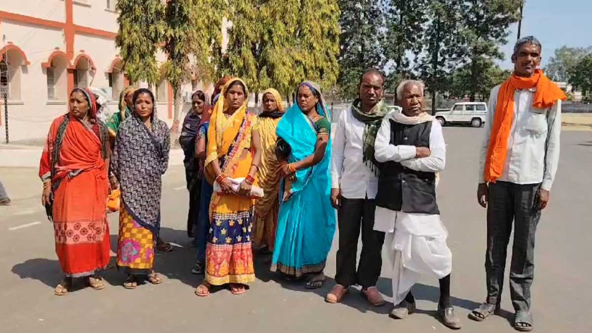 ‘…नहीं तो अपना लेंगे ईसाई धर्म’, समाज से बहिष्कृत परिवार ने प्रशासन से लगाई गुहार, बोले- कोई बहू देने को तैयार नहीं