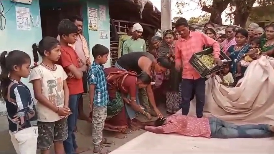 अनोखा चुनाव प्रचार : पंच प्रत्याशी जमीन पर लेटकर मांग रहा अपने लिए वोट, देखें Video …