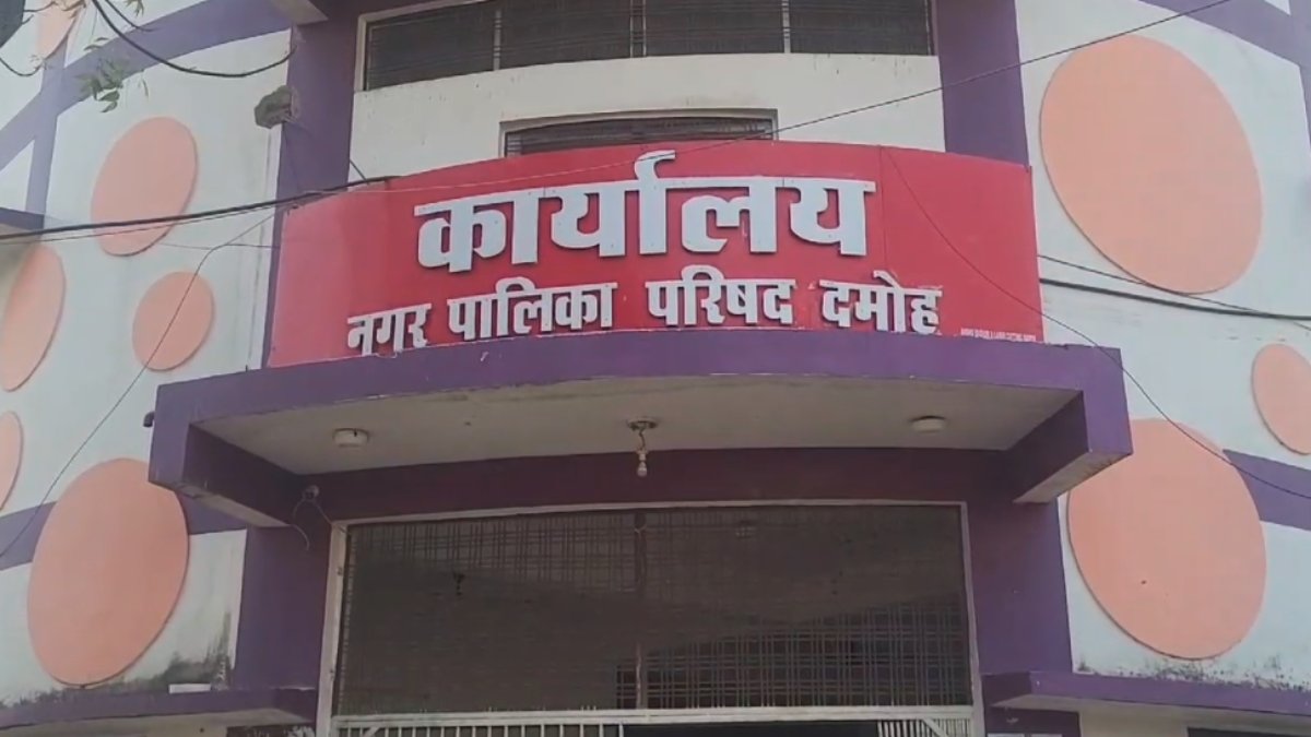 दमोह नगर पालिका में बड़ा घोटाला! सैनिक कोटे की दुकान पर अवैध कब्जा, पूर्व राजस्व निरीक्षक पर लगे गंभीर आरोप