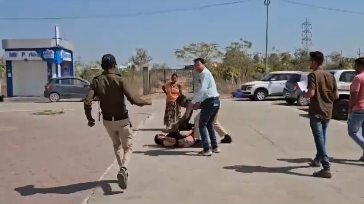 MP का अंधा सिस्टम: शिकायत के बाद भी नहीं हुई सुनवाई, तो लोटते हुए कलेक्ट्रेट पहुंची महिला, ये है पूरा मामला