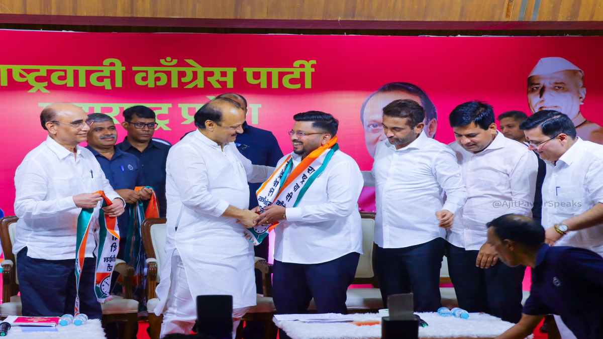 शरद गुट को एक और झटका, NCP नेता जितेंद्र आव्हाड के करीबी अजित पवार गुट में शामिल
