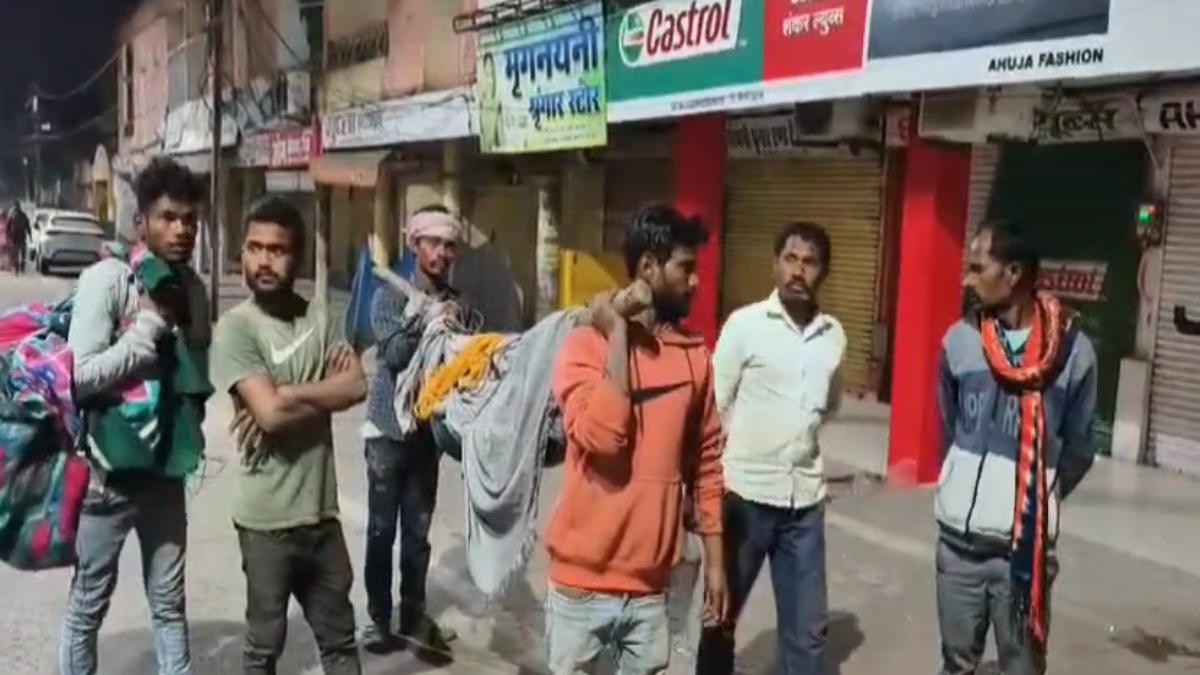 MP का हेल्थ सिस्टम चादर और बांस-बल्ली के सहारे! नहीं मिला शव वाहन तो परिजन कंधे पर लादकर ले गए लाश, ऐसे होगा ‘सबका साथ, सब का विकास’?