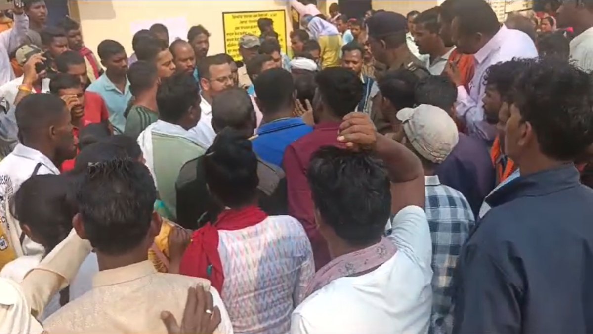 त्रिस्तरीय पंचायत चुनाव : वोटर्स को भड़काने का आरोप, दो गुटों में झड़प, मतदान प्रभावित