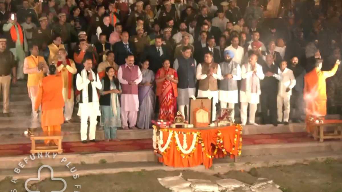 ‘रेखा का आगाज ‘युमना’ से शुरुआत’, दिल्ली CM ने मंत्रियों के साथ की वासुदेव घाट पर आरती