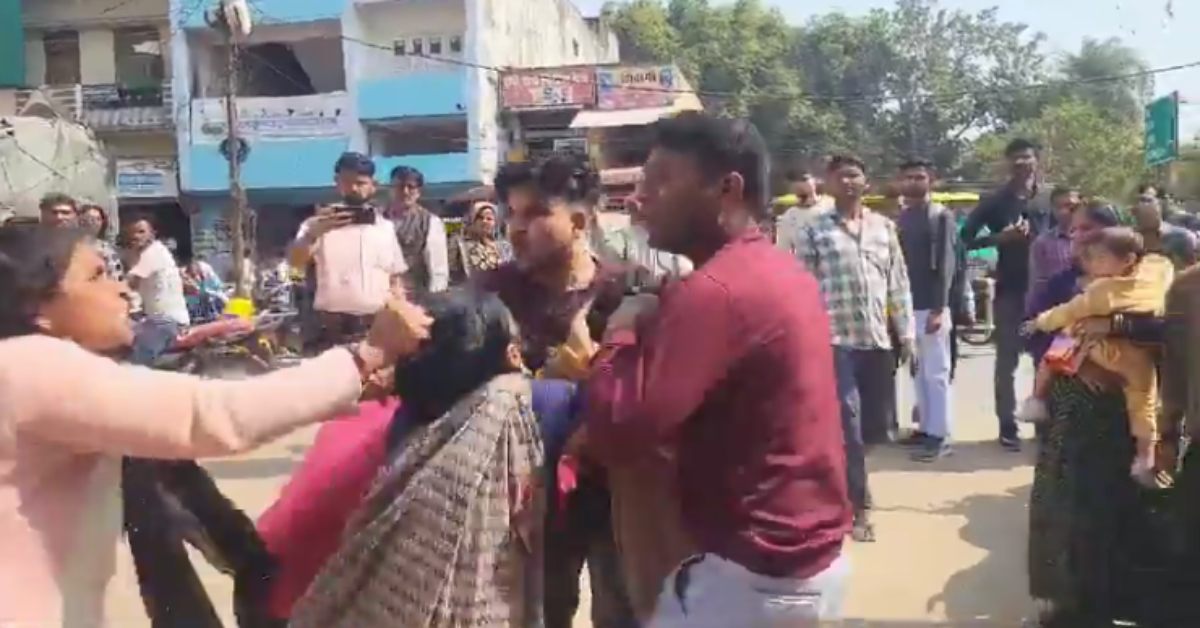 ‘मेरे पति के साथ तू…’,थाने के सामने भिड़ गईं 2 महिलाएं, एक-दूसरे का बाल खींचकर पीटा, देखें VIDEO