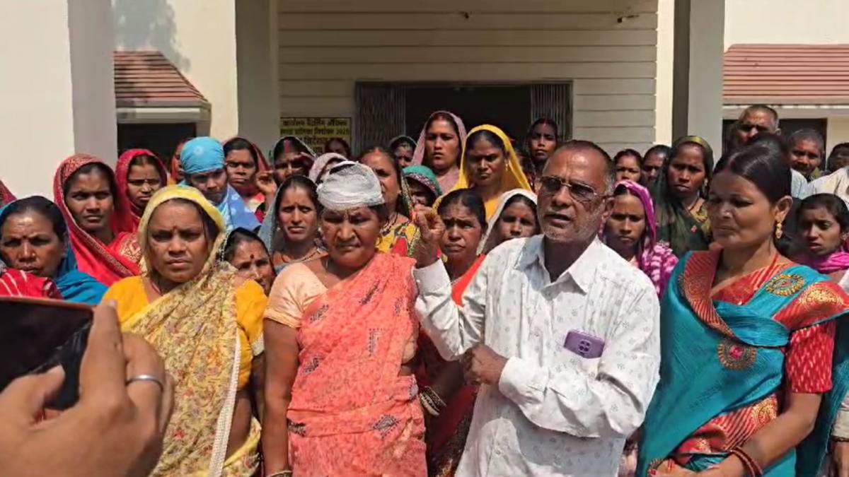 पंचायत चुनाव में बवाल : काउंटिंग के दौरान हुए विवाद के बीच पुलिस ने किया लाठीचार्ज, विरोध में ग्रामीणों ने SDM कार्यालय का किया घेराव