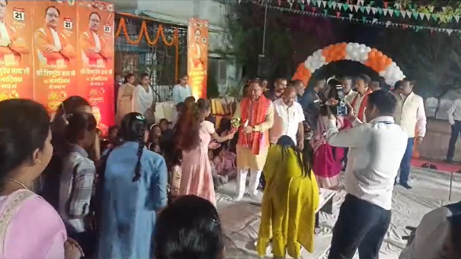 बालिका विद्यालय में छात्राओं के साथ मुख्यमंत्री साय ने मनाया अपना जन्मदिन, बालिकाओं ने गर्मजोशी से किया सीएम का स्वागत