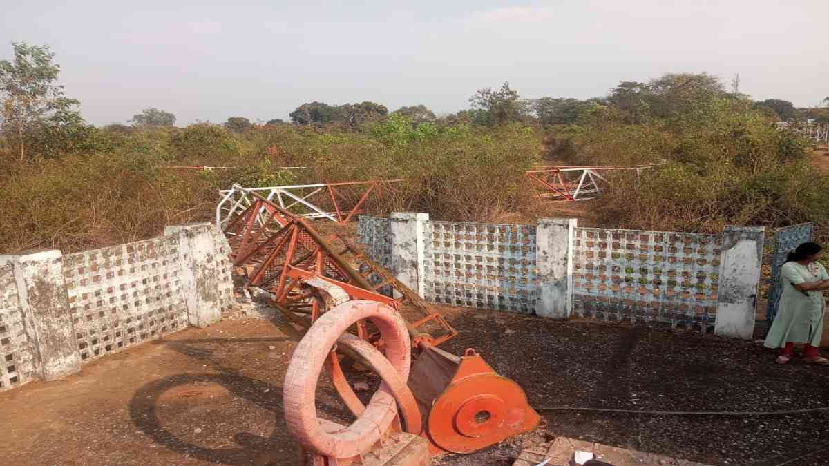 50 साल पुराना आकाशवाणी का टावर गिरा, बड़ा हादसा होने से टला, इलाके में रेडियाे पर प्रसारण ठप