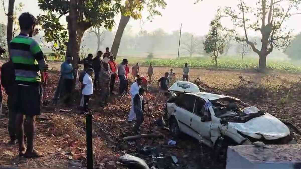 महाकुंभ जा रहे श्रद्धालुओं की कार पुलिया से टकराई, दो लोगों की मौत, तीन की हालत गंभीर