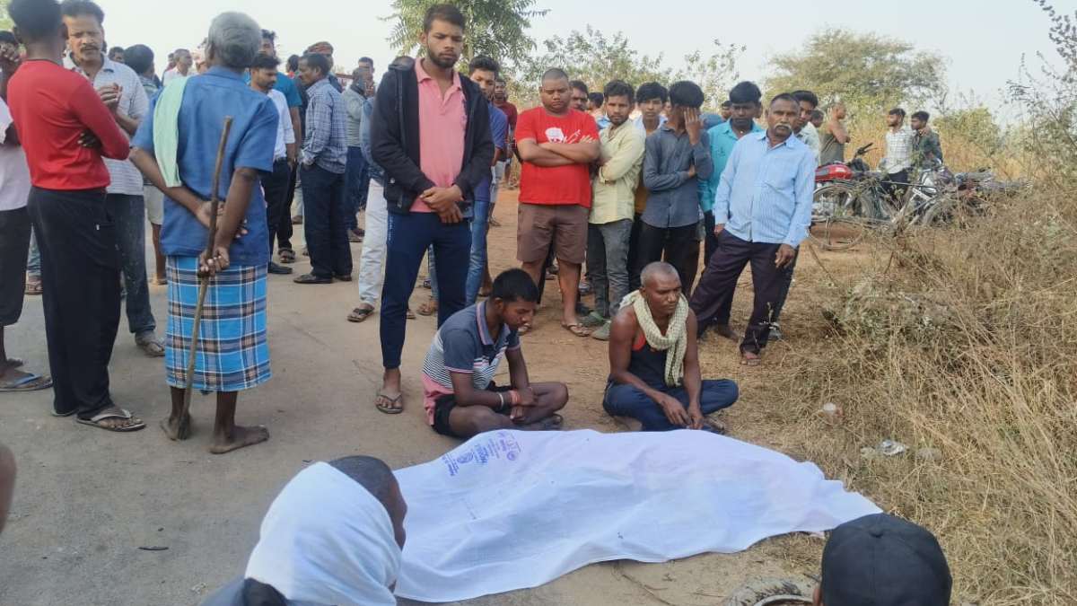 दर्दनाक सड़क हादसा: तेज रफ्तार पिकअप ने बाइक सवार को मारी टक्कर, मौके पर हुई मौत…