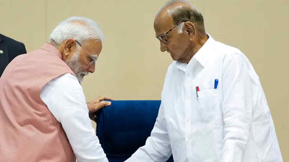 PM मोदी ने शरद पवार को सम्मान के साथ कुर्सी पर बैठाया, फिर पीने को दिया पानी, देखें VIDEO