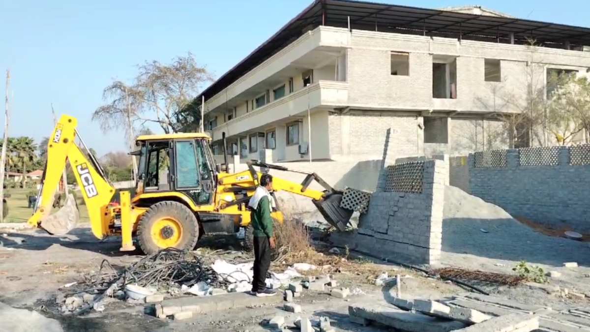 पर्यटन नगरी में गरजा बुलडोजरः होटल मालिक ने शासकीय भूमि पर बनाया था कमरा, आदेश के बाद भी नहीं हटा रहा था कब्जा