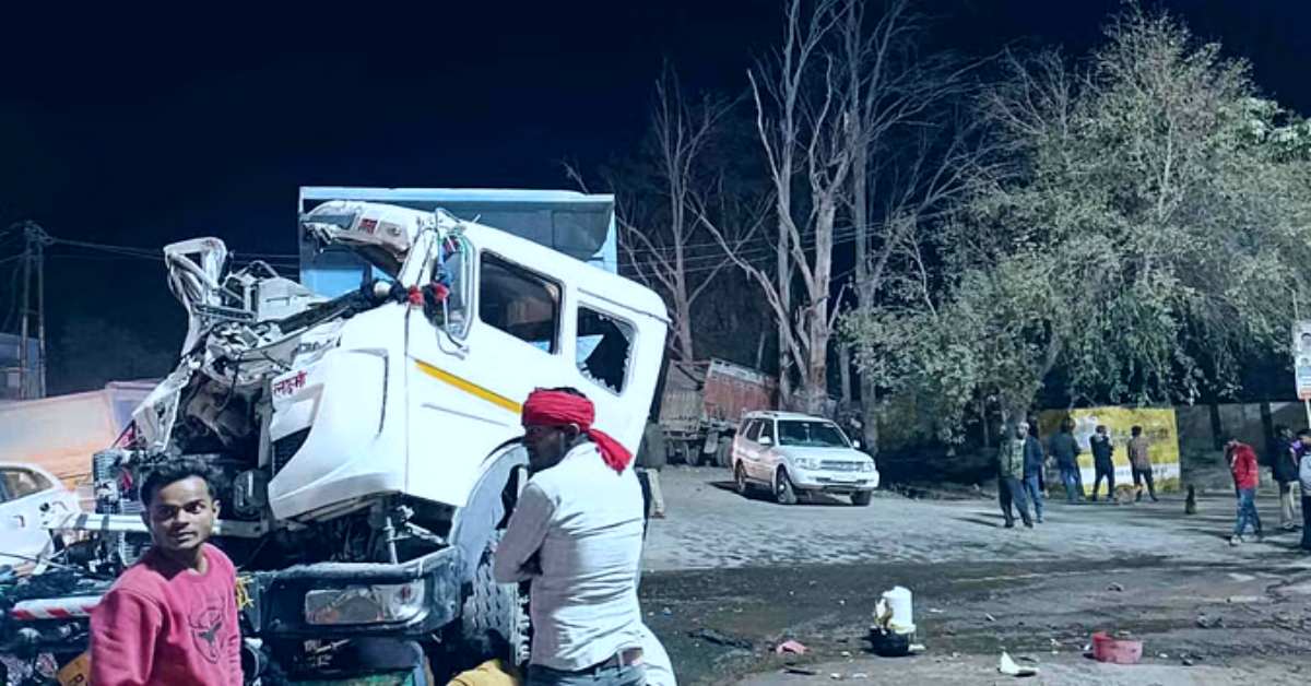 मौत का खौफनाक मंजरः 2 ट्रक के बीच आमने-सामने की भिड़ंत, चालक-परिचालक की गई जान, 1 का इलाज जारी