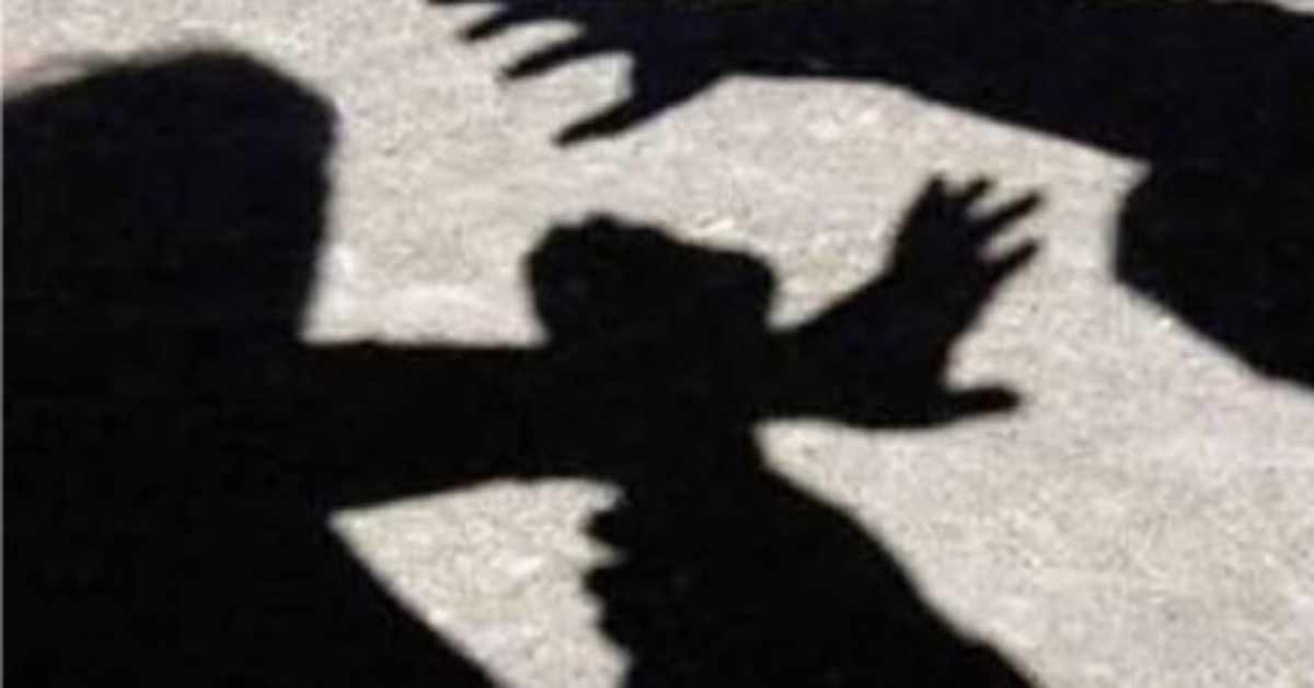 ये शिक्षक नहीं शैतान है! छात्रा ने इस चीज के लिए मना किया तो टीचर ने दिया ‘थर्ड डिग्री टार्चर’, पिटाई कर फाड़ा कान का पर्दा, हैरान कर देगी पूरी घटना…