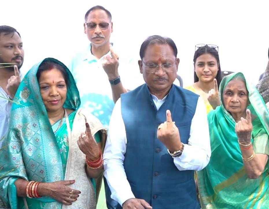मुख्यमंत्री साय ने पंचायत चुनाव के तीसरे चरण में किया मतदान, परिवार संग लोकतंत्र के महापर्व में निभाई भागीदारी