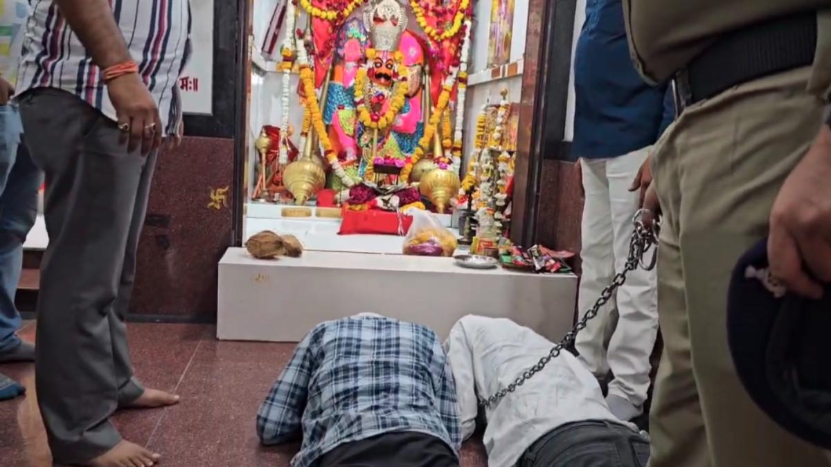 पुलिस ने चोरों से मंदिर में रगड़वाई नाक, प्रोडक्शन वारंट पर गुजरात से नीमच लेकर पहुंची थी टीम, देखें VIDEO