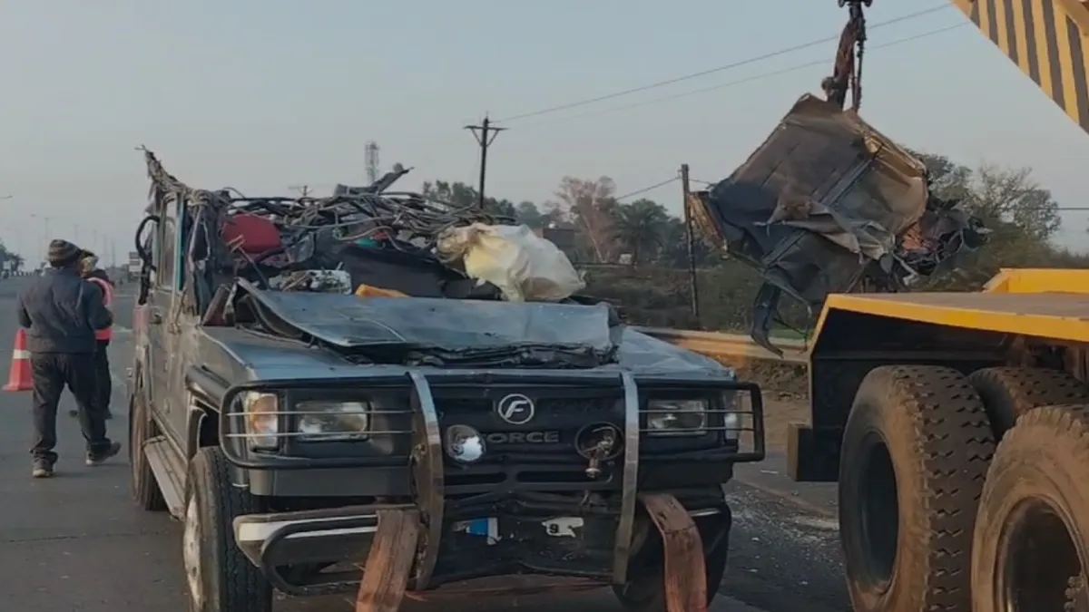 MP सड़क हादसे में 6 लोगों की मौत: डिवाइडर को तोड़ते हुए बस से टकराई जीप, प्रयागराज से लौट रहे थे श्रद्धालु