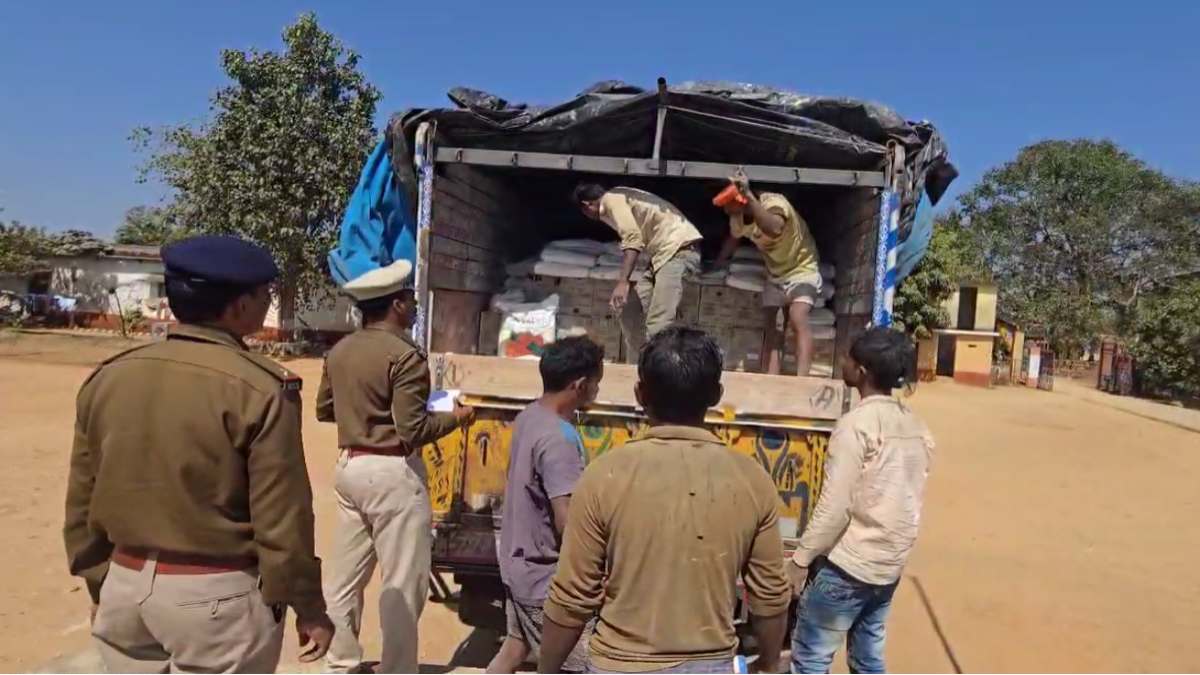 CG Police का ऑपरेशन आघात : डेढ़ करोड़ की अंग्रेजी शराब जब्त, बड़े सिंडिकेट का हाथ होने की आशंका, तस्करी का तरीका जान रह जाएंगे हैरान…