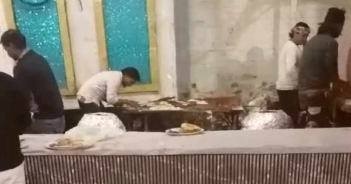 ऐसी घटिया हरकत भला कोई करता है! रोटी में थूकता नजर आया युवक, घिनौनी करतूत का VIDEO देख आ जाएगी घिन