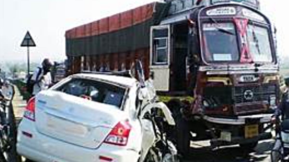 सड़क हादसा: तेज रफ्तार ट्रक अनियंत्रित होकर पलटा, बाइक सवार दो युवकों की मौत…