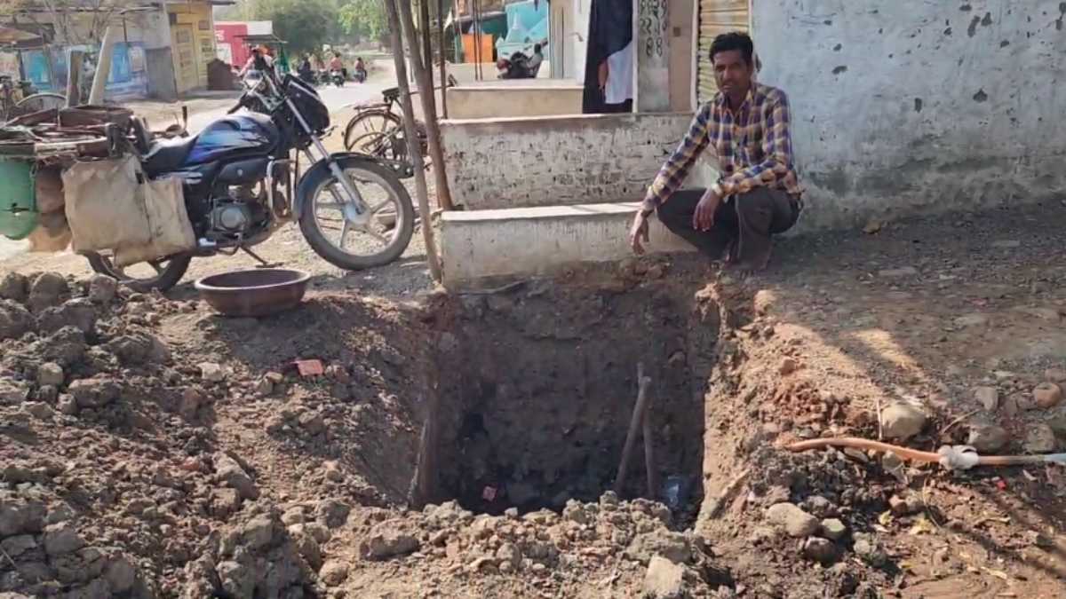 ये गुंडई नहीं तो और क्या? CM हेल्पलाइन से शिकायत वापस नहीं लेने पर नगर परिषद ने काटा नल कनेक्शन, फिर घर के सामने खोदा गड्ढा