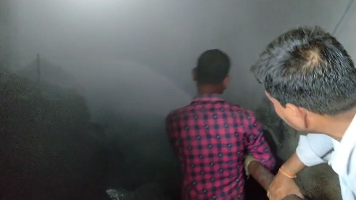 कृषि उपज मंडी के गोदाम में लगी भीषण आग, नगरपालिका की व्यवस्था दुरुस्त न होने से लाखों का बारदाना स्वाहा