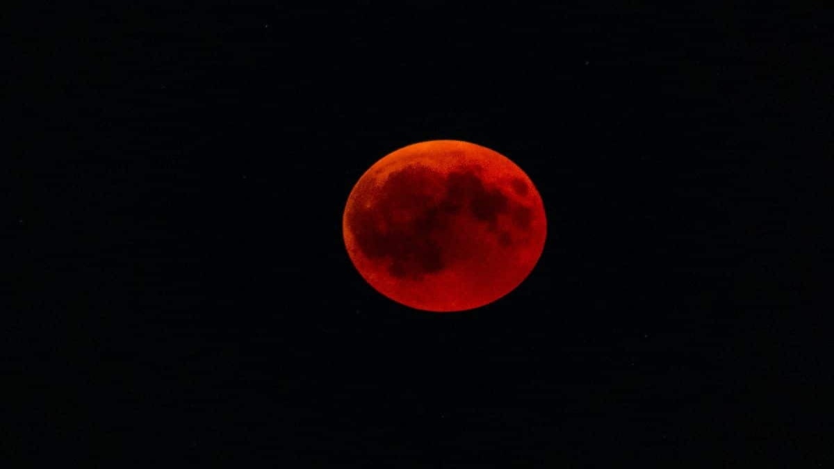Blood Moon 2025: इस साल के पहले चंद्रग्रहण के दौरान दिखेगा ब्लड मून का अद्भुत नज़ारा, जानें भारत में कब और कैसे देखें लाइव