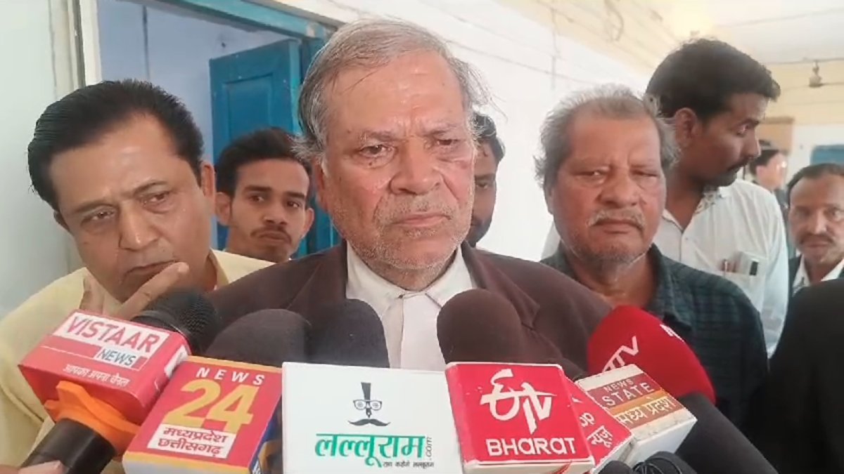 कोर्ट की गैलरी में कुटाई: रेलवेकर्मी ने वकील को जमकर पीटा, अब आरोपी के खिलाफ FIR दर्ज, ये है पूरा मामला