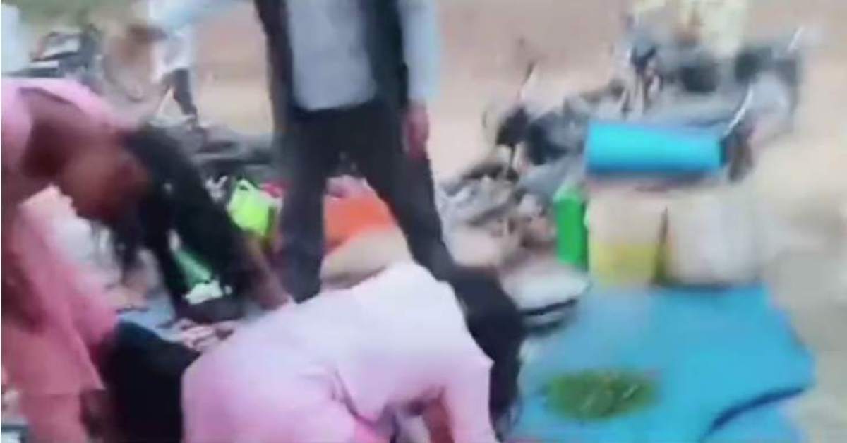 ‘पापा की परियों का WWE’,… सड़क पर 2 लड़कियों के ग्रुप के बीच छिड़ा ‘युद्ध’, बाल नोंचकर एक-दूसरे पर बरसाए थप्पड़, देखें कूटम-कुटाई का VIDEO