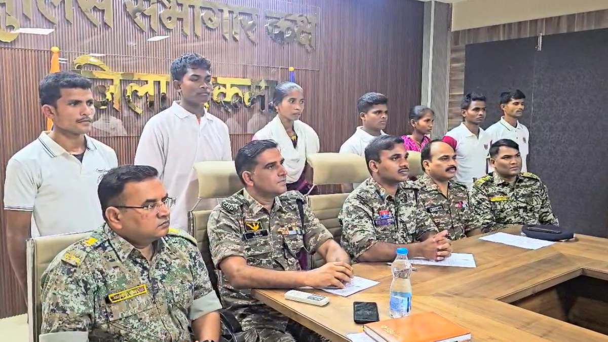 32 लाख के इनामी हार्डकोर नक्सलियों ने किया सरेंडर, सरकार की योजनाओं से प्रभावित होकर छोड़ा हिंसा का रास्ता