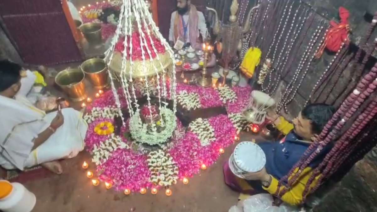 छत्तीसगढ़ में महाशिवरात्रि की धूम: महादेव के दर्शन और जलाभिषेक करने भक्तों का लगा तांता, मंदिरों में हर-हर महादेव की गूंज…