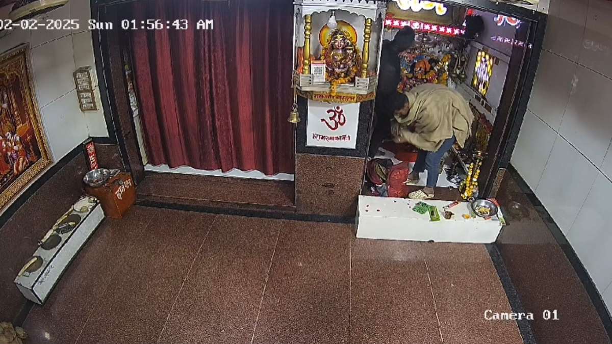 भगवान के घर को भी नहीं छोड़ाः बालाजी मंदिर से चांदी का छत्र, चरण पादुका, दानपेटी सहित आभूषण ले उड़े चोर, वारदात CCTV में कैद