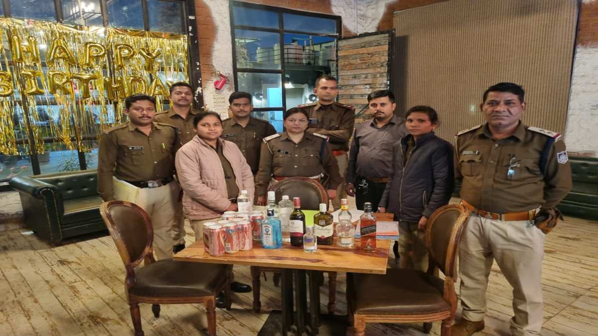 रेस्टोरेंट और कैफे पर आबकारी विभाग का छापा: महंगी शराब और बीयर की बोतलें जब्त, 27 पर केस दर्ज