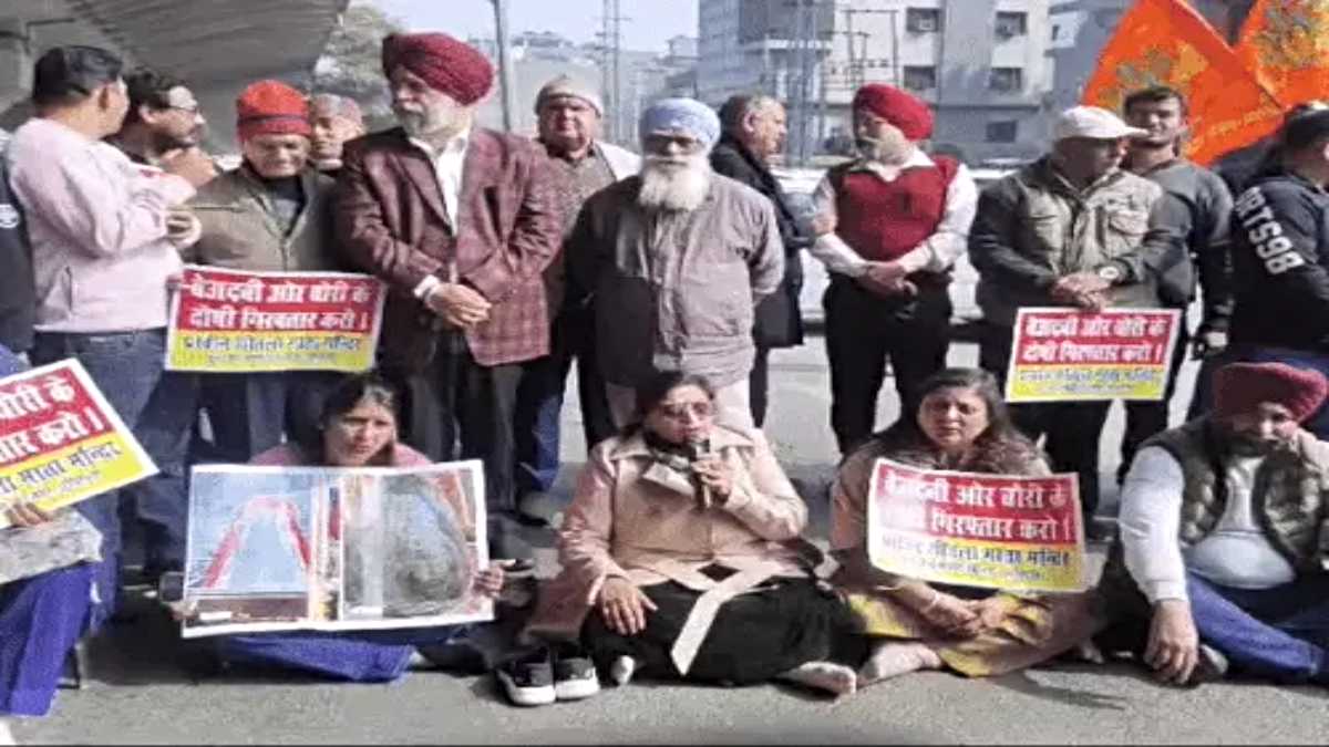 Punjab News: मां के मंदिर से हुई लाखों की चोरी, पुलिस की ढिलाई पर लोगों ने दिया धरना…